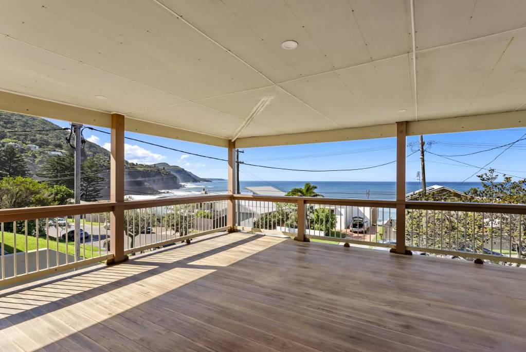 'It's just mesmerising' Coalcliff beach house listed for sale after 35
