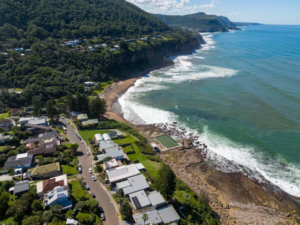 'It's just mesmerising' Coalcliff beach house listed for sale after 35