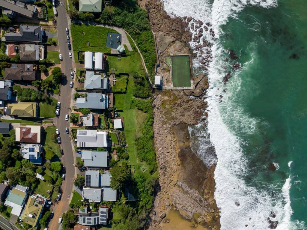 'It's just mesmerising' Coalcliff beach house listed for sale after 35