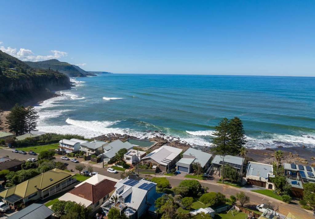 'It's just mesmerising' Coalcliff beach house listed for sale after 35