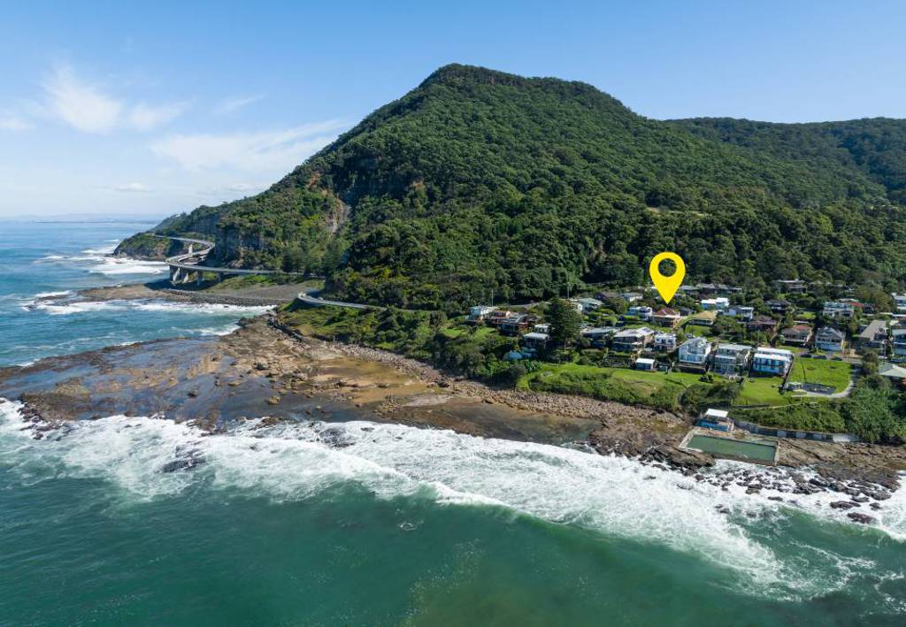 'It's just mesmerising' Coalcliff beach house listed for sale after 35