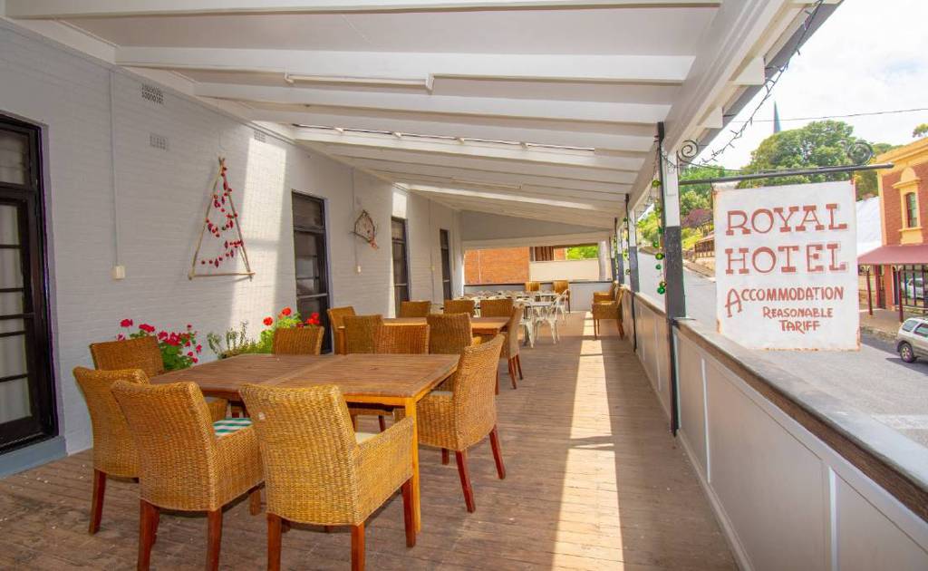 Picturesque historic Carcoar's Royal Hotel enticing buyers keen to try village life