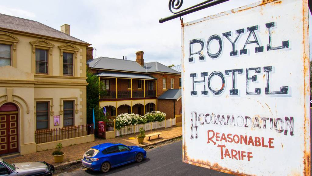 Picturesque historic Carcoar's Royal Hotel enticing buyers keen to try village life