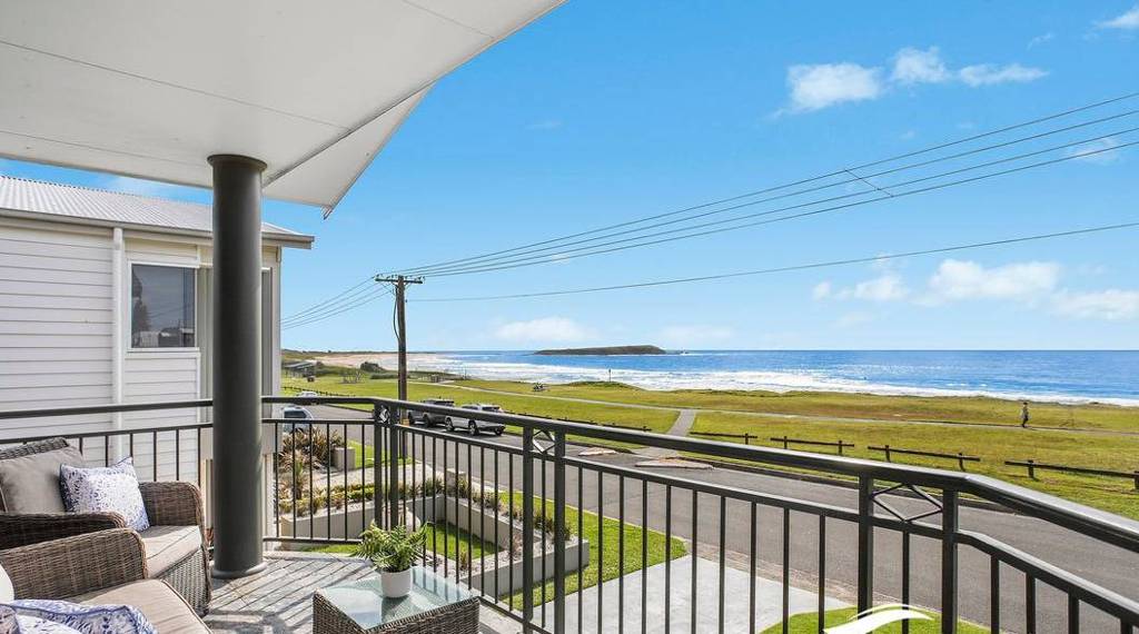 Home at Little Lake Crescent, Warilla sells for 2.7 million