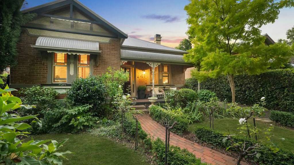 House in Orange's Sampson Street attracts big crowd to watch it sell for recordbreaking price