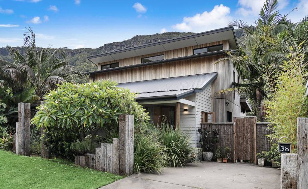 Beach house at Coalcliff for sale with 4.9m to 5.2m guide