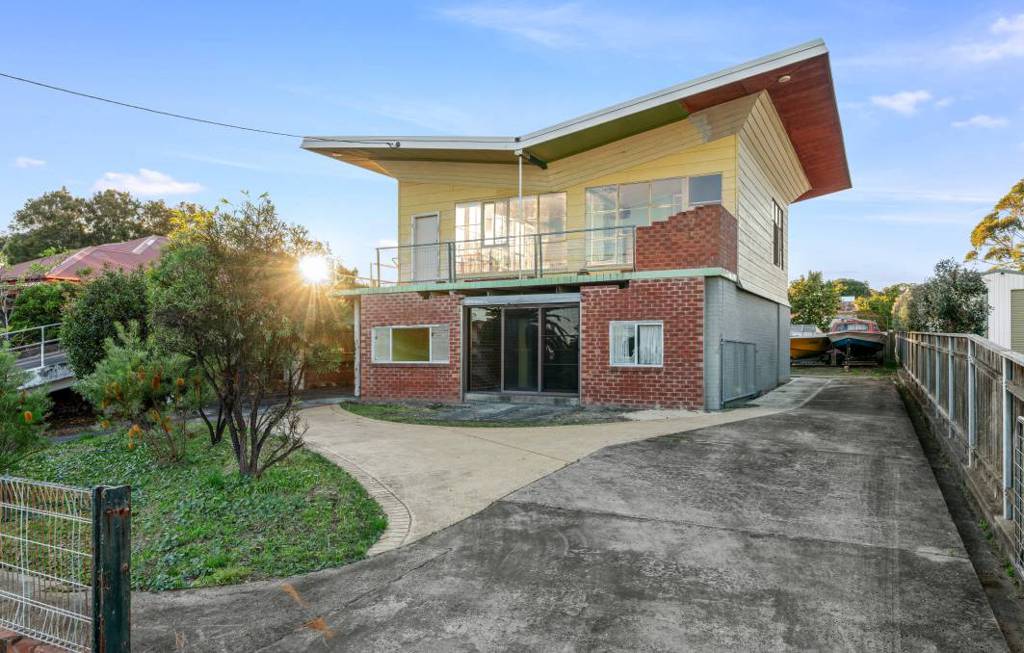 'The Butterfly House' at Currarong sold for 1.36m prior to auction