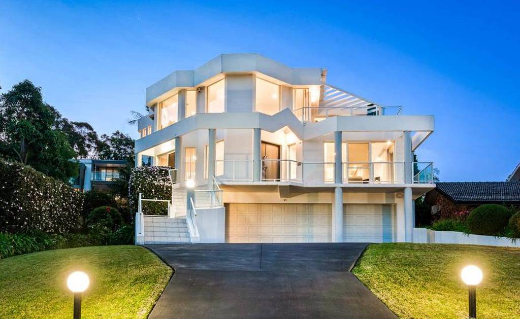 Lake Macquarie buyers snaps up landmark Speers Point home at auction