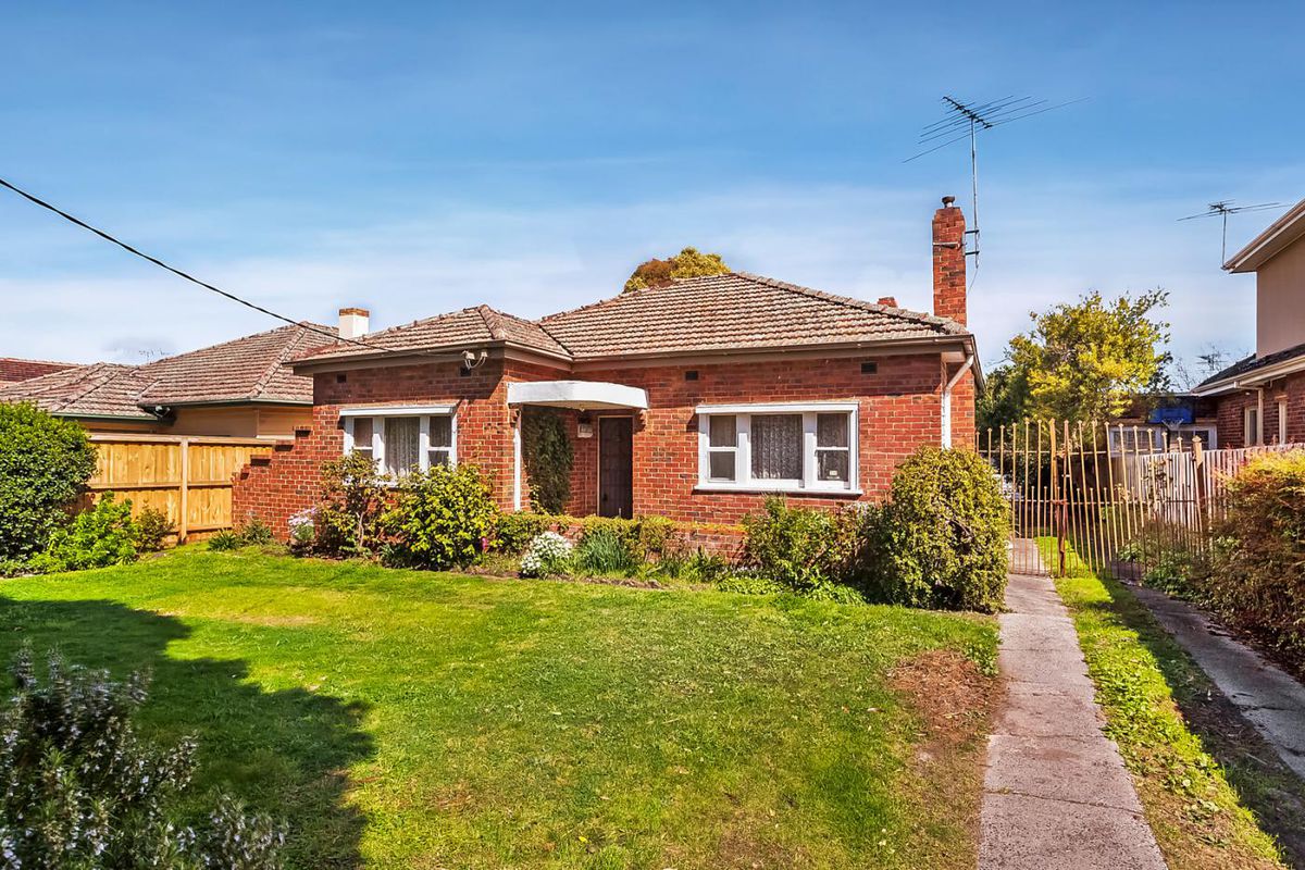 15 Glenview Road, Strathmore, VIC 3041 for Auction