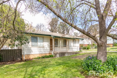 10 Banksia Crescent, Tumut House For 